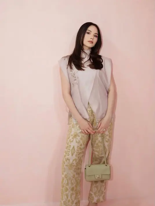 Alyssa Daguise terlihat elegan dengan beskap top modifikasi dengan jacquard pants berwarna krem. Tampilan kian maksimal dengan tas mini flap chanel bag dan sepatu pump dari  Manolo Blahnik. / Foto: Instagram Alyssa Daguise.
