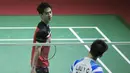 Kevin Sanjaya menatap dengan tajam Liu Yu Chen saat hendak menukar kok baru di tengah gim berlangsung. ( Bola.com/Peksi Cahyo )