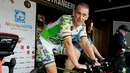 Seorang pria Prancis, Pascal Pich mengayuh sepedanya dalam upaya memecahkan rekor bersepeda statis di Paris, 2 Mei 2018. Rencananya, pria 54 tahun itu akan memecahkan rekor bersepeda statis dengan jarak 2.932 kilometer. (AFP/FRANCOIS GUILLOT)