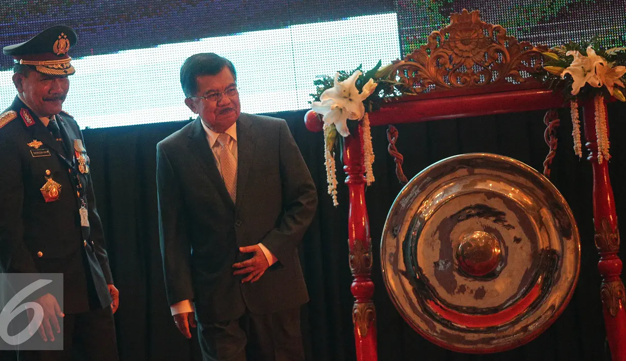 Wakil Presiden Jusuf Kalla (kanan) usai memukul gong tanda pembukaan Aseanapol Conference di Jakarta, Selasa (4/8/2015). ASEANAPOl ke-35 mengusung salah satu poin kesepakatan bersama lembaga polisi se-ASEAN lainnya . (Liputan6.com/Faizal Fanani)