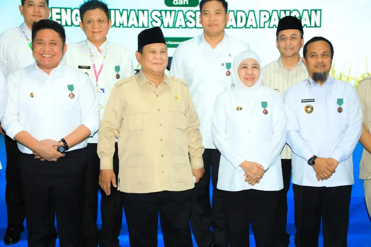 Khofifah Terima Tanda Kehormatan Satyalancana Wira Karya dari Presiden, Bukti Dedikasi Wujudkan Swasembada Pangan Nasional Tahun 2025