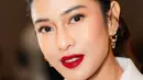 Dian Sastrowardoyo selalu tampil stunning di setiap penampilannya. Penampilan terbarunya di Premier Film Esok Tanpa Ibu, Dian tampil memesona dengan lipstik merahnya. [@therealdisastr]
