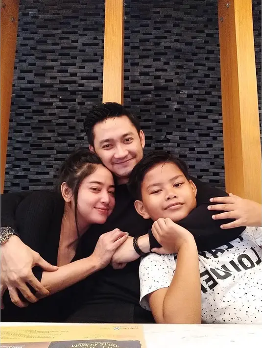 "Begitupun istri yang baik dan waras ga akan mau settingan berantem dan disamakan dengan sayur lodeh (istri) sedangkan wanita lain tumis kangkung atau sayur yg lain." lanjut Depe. (Instagram/anggawijaya88)