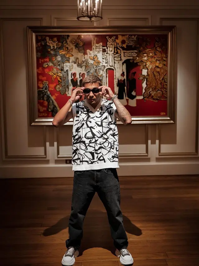 Gaya Fashion Julian Araujo di Luar Lapangan