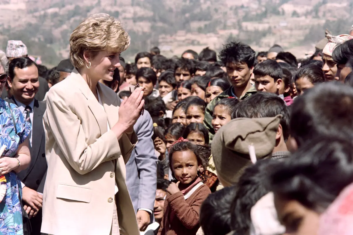 Lady Diana mengunjungi anak-anak Nepal pada 5 Maret 1993 selama aktivitas amal dari Palang Merah di kaki bukit pedesaan Himalaya (AFP)