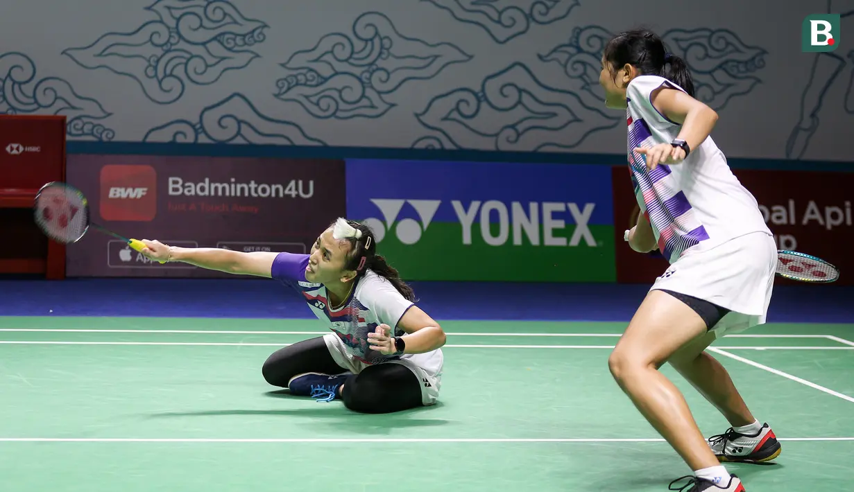 Masih dari sektor ganda putri, Indonesia juga meloloskan pasangan muda, Febriana Dwipuji Kusuma/Amalia Cahaya Pratiwi. Mereka mampu mengalahkan ganda putri asal Prancis, Margot Lambert/Anne Tran dengan rubber game 21-19, 17-21 dan 21-15. Di babak 16 besar, Febriana/Amalia akan berjumpa pasangan Korea selatan unggulan ke-2, Lee So Hee/Shin Seung Chan. (Bola.com/Bagaskara Lazuardi)