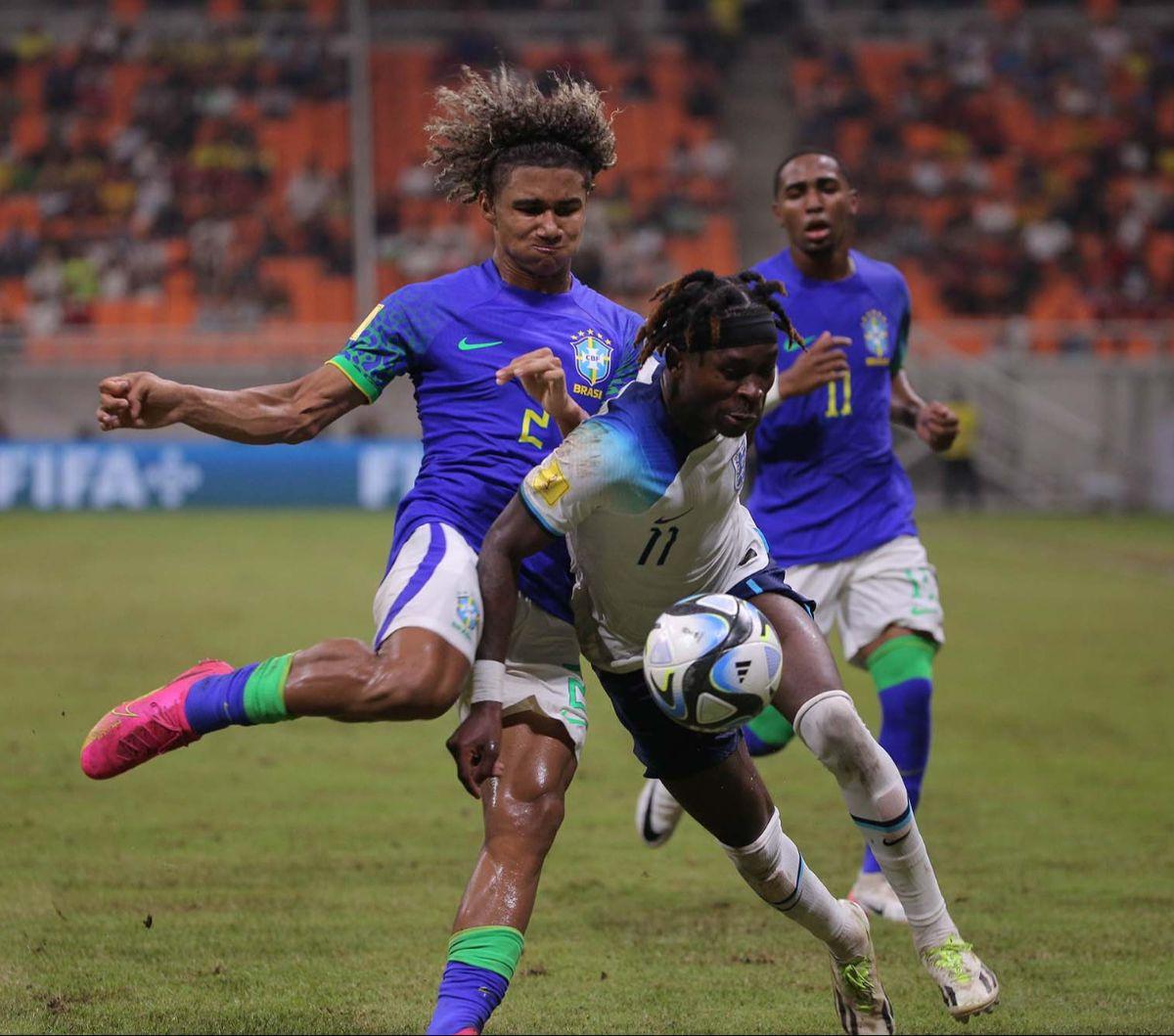 Timnas Brasil U-17 berhasil mengalahkan Inggris U-17 dalam&nbsp;laga matchday 3 Grup C Piala Dunia U-17 2023 di Jakarta International Stadium, Jumat (17/11/2023) malam WIB. Tim Samba menang dengan skor tipis 2-1.