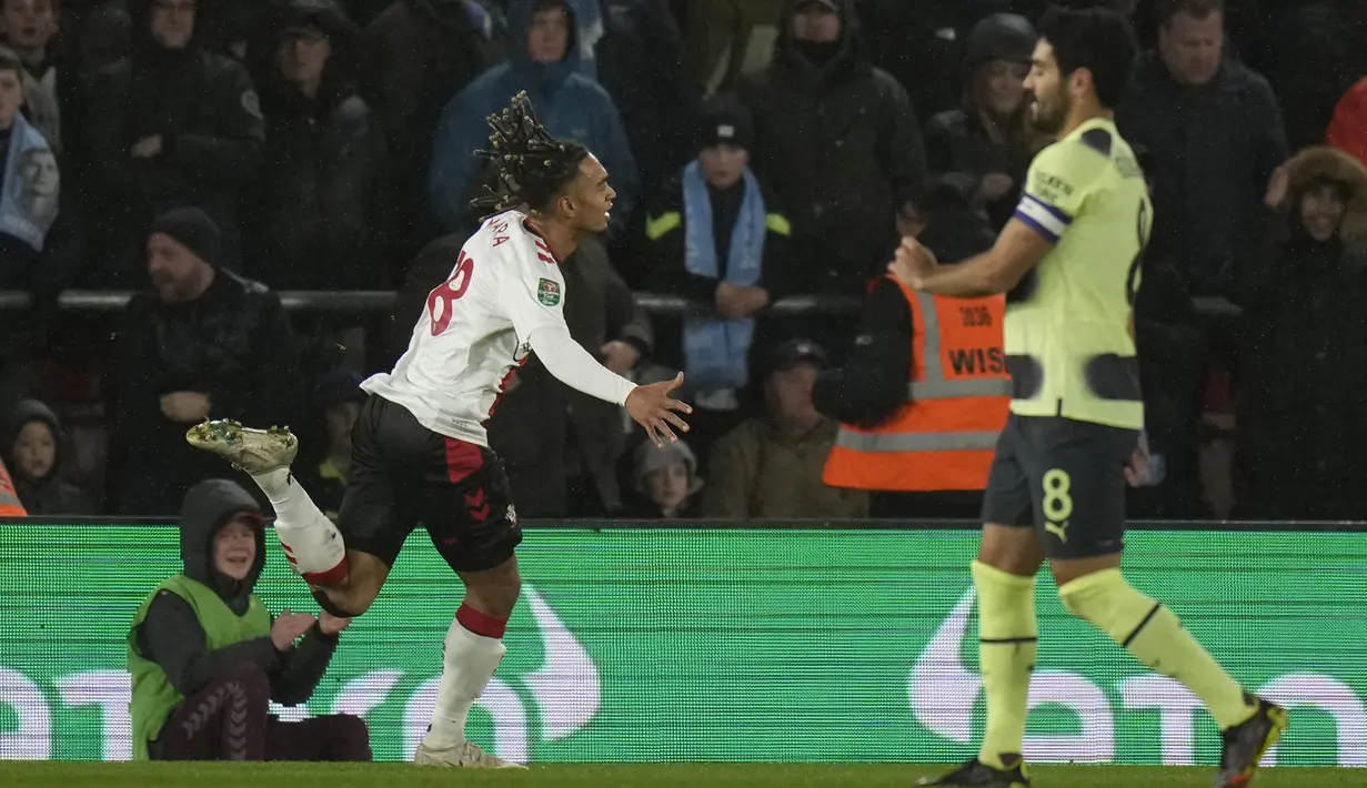 Pada menit ke-23 gawang Manchester City akhirnya jebol lewat gol Sekou Mara dan membawa Southampton memimpin 1-0. (AP Photo/ Alastair Grant)