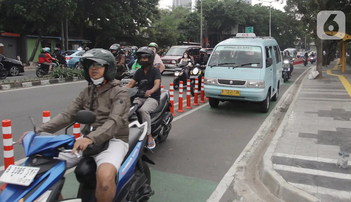 Pengendara kendaraan bermotor berjalan melewati  jalur khusus sepeda yang berada di Jalan Pejompongan Raya, Jakarta Pusat,Selasa (15/11/2022). Kepala Dinas Perhubungan Jakarta Syafrin Liputo memastikan tidak ada pembangunan jalur sepeda di 2023 dan akan mengevaluasi efektivitas pemanfaatan jalur sepeda eksisting di ibukota Jakarta. (merdeka.com/Arie Basuki)