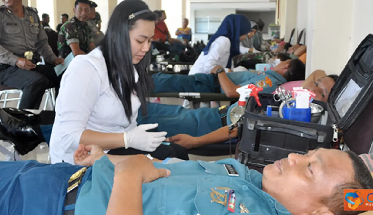 Citizen6, Sidoarjo: Sebanyak 100 prajurit Denmako Pasmar-1 turut berpartisipasi menyumbangkan darah yang merupakan wujud nyata kepedulian prajurit Denmako Pasmar-1 terhadap masyarakat. (Pengirim: Budi Abdillah). 