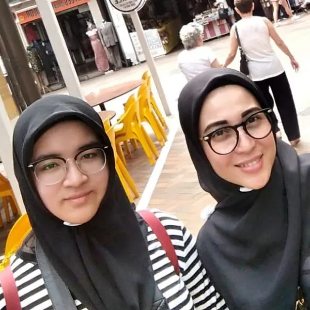 6 Potret Devi Permatasari dan Putrinya yang Jarang Tersorot, Bak Kakak Adik