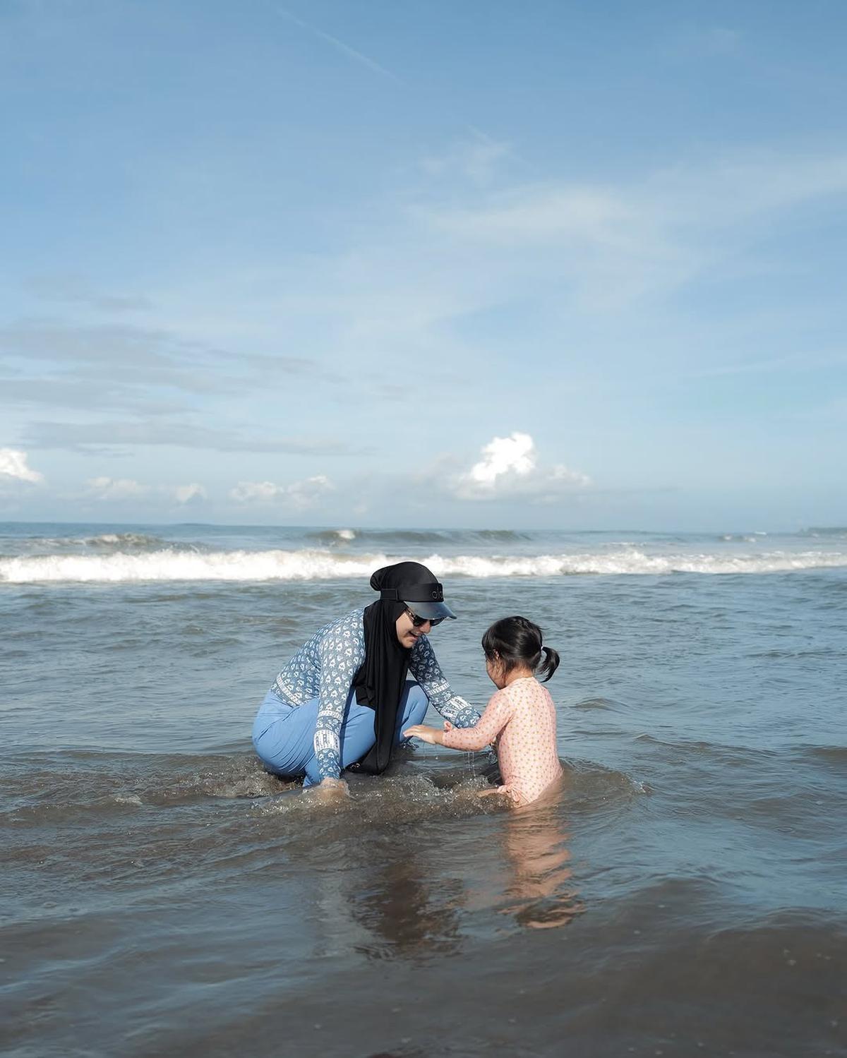 7 Potret Irish Bella Ajak Main Anak di Pantai, Tak Lupa Foto Bareng Suami Tercinta