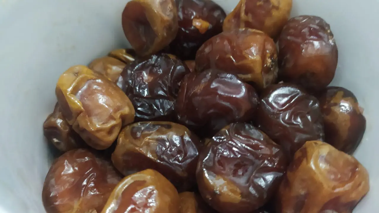 Buah kurma menjadi salah satu makanan yang dianjurkan untuk dikonsumsi bagi setiap muslim yang akan melaksanakan ibadah puasa.