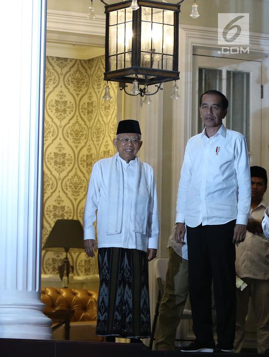 Pasangan capres-cawapres nomor urut 01 Joko Widodo (kanan) dan Ma'ruf Amin (kiri) saat tiba di kediaman Ma'ruf Amin, Jalan Situbondo, Menteng, Jakarta, Kamis (27/6/2019). Jokowi menjemput Ma'ruf untuk nonton bareng sidang putusan MK di Lanud Halim Perdanakusuma. (Liputan6.com/Herman Zakharia)