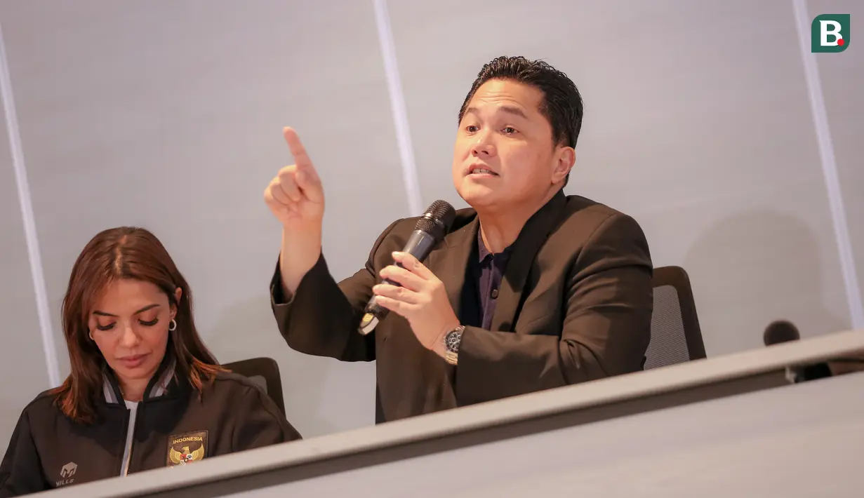Ketua Umum PSSI, Erick Thohir memberikan keterangan saat pengumuman Satgas Independen Antimafia Bola Indonesia di Menara Danareksa, Jakarta Pusat, Rabu (20/09/2023). (Bola.com/Bagaskara Lazuardi)