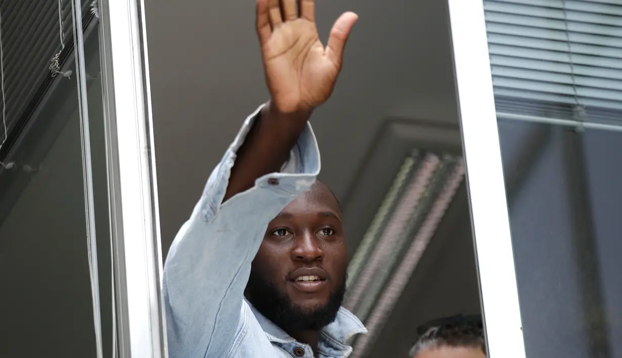 Pesepak bola Romelu Lukaku melambaikan tangannya saat menyapa fans Inter Milan dari jendela markas Komite Olimpiade Italia di Milan, Italia, Kamis (8/8/2019). Inter Milan mendatangkan Lukaku sebagai striker baru mereka. (AP Photo/Luca Bruno)