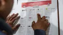 Petugas memeriksa contoh surat suara Pemilu 2019 di Kantor Komisi Pemilihan Umum (KPU), Jakarta, Kamis (13/12). Proses validasi ini berlangsung hingga 17 Desember 2018. (Liputan6.com/Faizal Fanani)