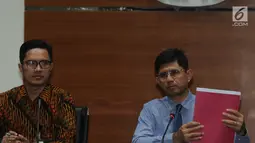 Wakil Ketua KPK Laode Muhammad Syarif bersama Juru Bicara KPK Febri Diansyah (kiri) Wakil memberikan keterangan terkait OTT di Kabupaten Bekasi, di Gedung KPK, Jakarta, Senin (15/10). (Merdeka.com/Dwi Narwoko)