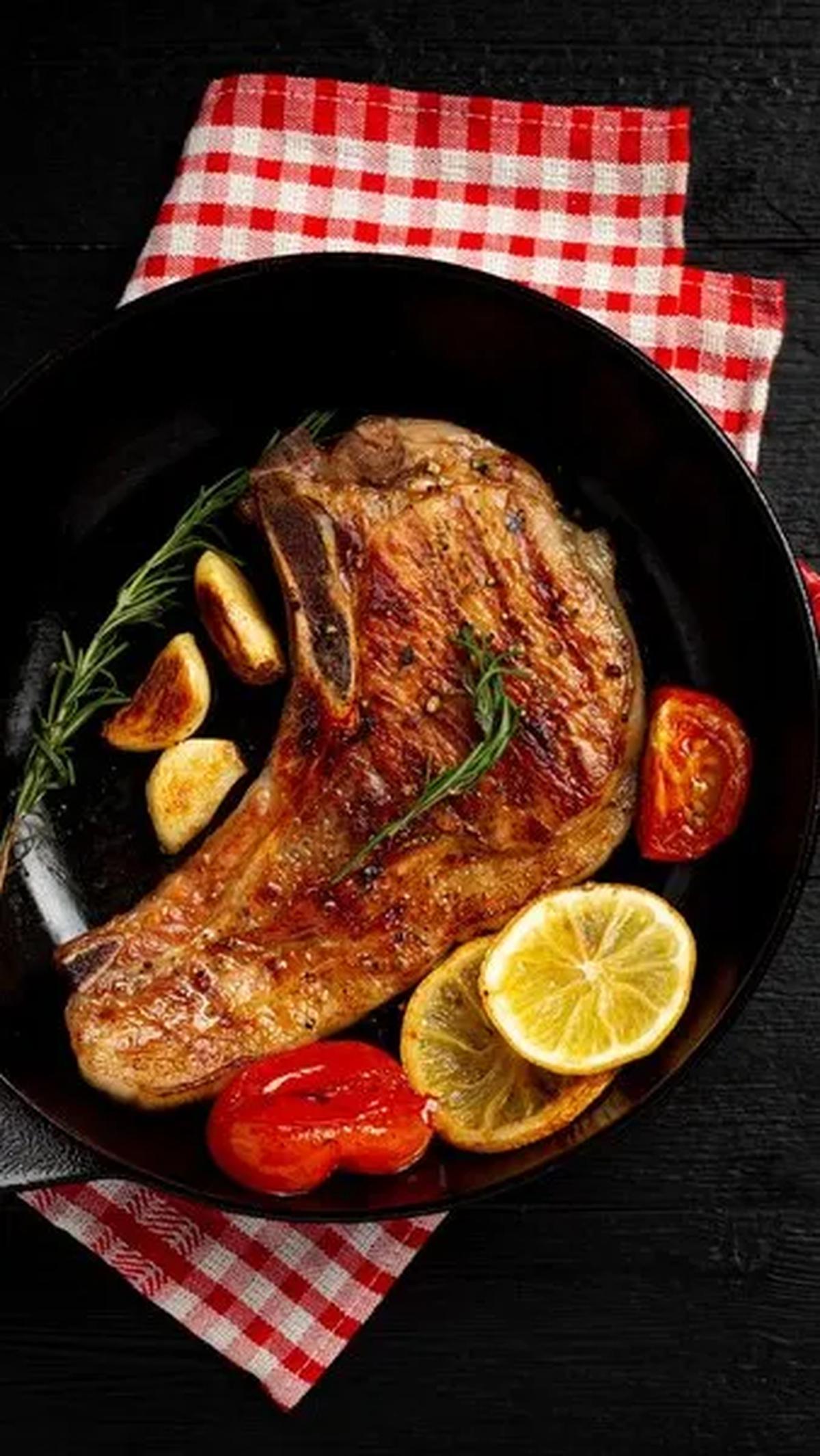 Mengenal jenis daging dan tingkat kematangan steak tidak hanya membuat pengalaman menyantap lebih nikmat, tetapi juga memastikan Anda mendapatkan yang sesuai dengan preferensi dan selera kuliner Anda.&nbsp;