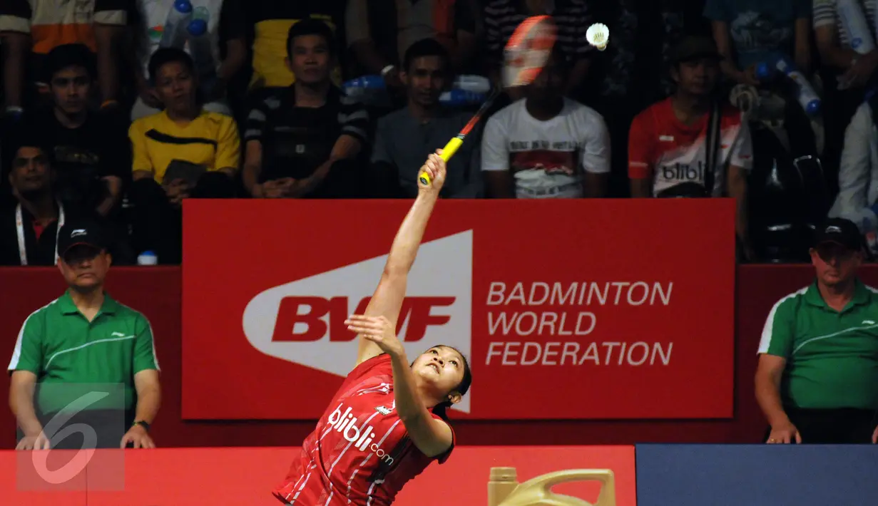 Pebulutangkis tunggal Putri Indonesia, Lindaweni Fanetri melakukan smesh kearah Tai Tzu Ying (China Taipei) di Total BWF World Championships 2015 di Jakarta, Jumat (14/8/2015). Lindaweni unggul 14-21 22-20 21-12. (Liputan6.com/Helmi Fithriansyah)