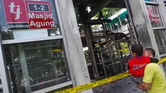 Halte Masjid Agung Al-Azhar ditutup akibat ikut terbakar bersama dengan Bus Transjakarta pagi tadi, Kamis (28/8/14). (Liputan6.com/Faizal Fanani)