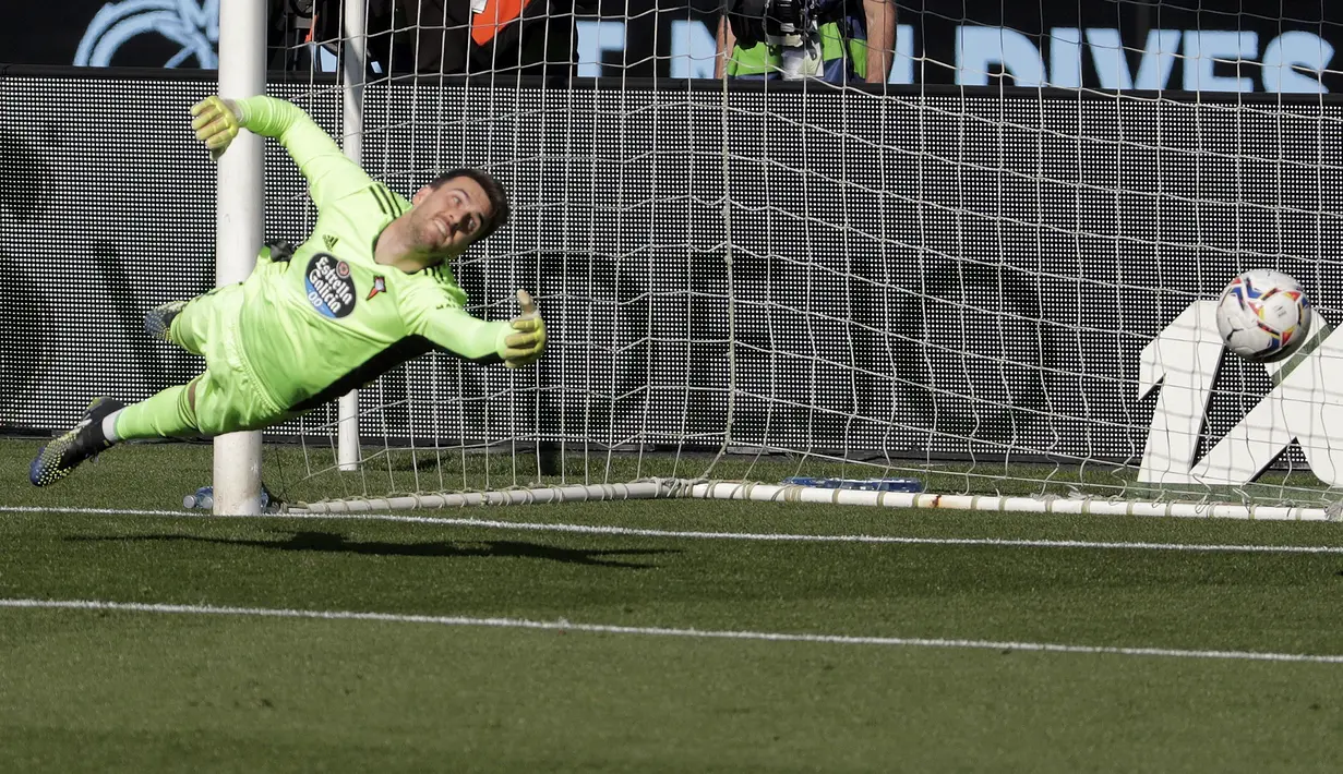 Kiper Celta Vigo, Ivan Villar kebobolan gol pertama lewat tendangan Striker Real Madrid, Karim Benzema dalam laga lanjutan Liga Spanyol 2020/2021 pekan ke-28 di Balaidos Stadium, Sabtu (20/3/2021). Celta Vigo kalah 1-3 dari Real Madrid. (AP/Lalo R. Villar)