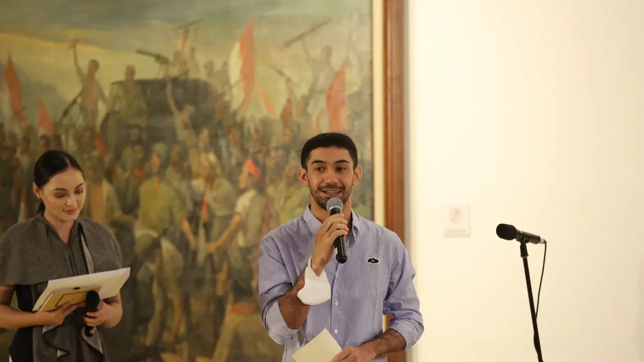 [Fimela] Reza Rahadian di Pertunjukkan Symphony of Colors