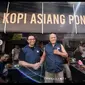 Sambangi Warung Kopi Legendaris di Pontianak, Anies Baswedan: Pemiliknya Hampir Selalu Telanjang Dada Saat Meracik. foto: Instagram @aniesbaswedan
