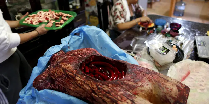 20151030-Mengerikan, Warga Meksiko Buat Permen Bentuk Organ Tubuh Manusia