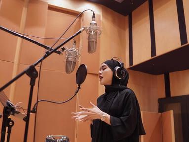 Berhijab, Cita Citata tak menghentikan kariernya di dunia tarik suara. Lihat saja, ia asyik latihan di studio. (Foto: Instagram/@cita_citata)