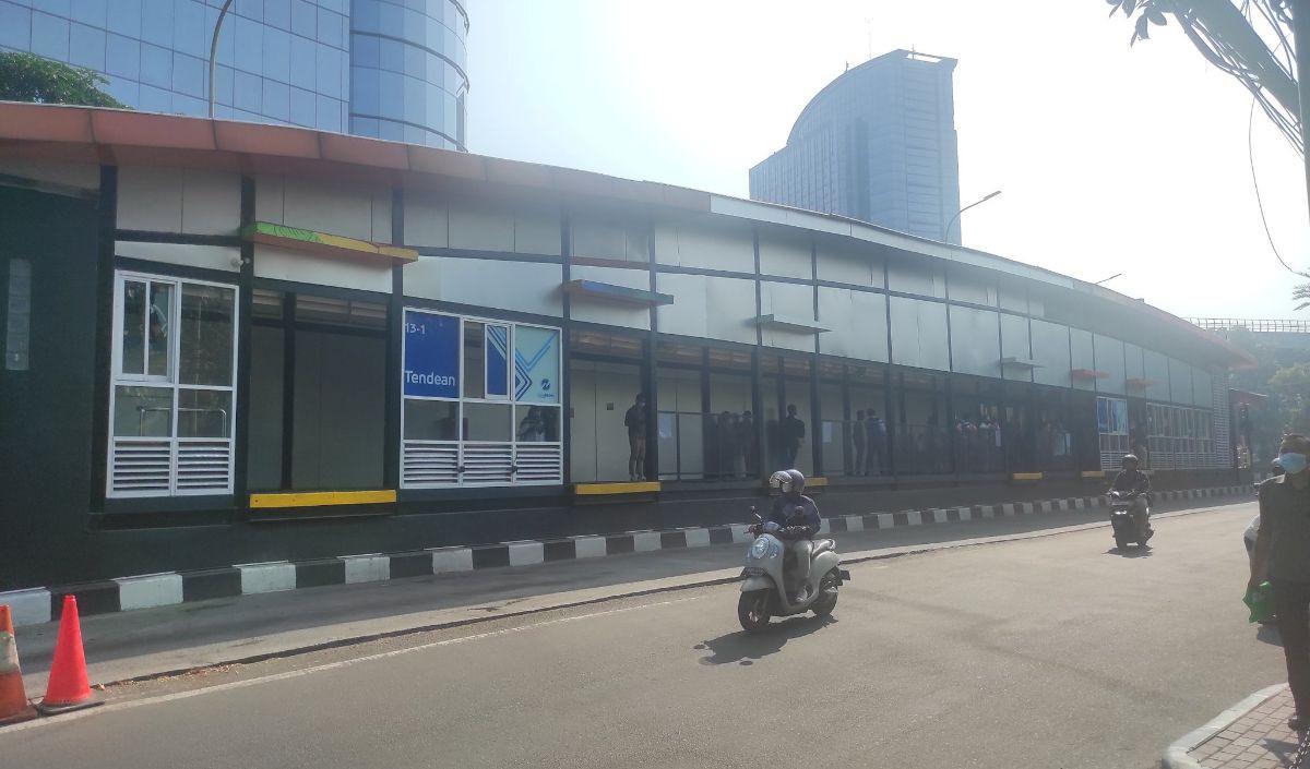 Dari video dan foto diunggah akun @jalur5, terlihat dua bus TransJakarta berhenti di turunan jalur layang koridor 13 arah Tendean. Beberapa penumpang memilih turun dari bus.<br>