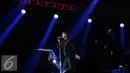 Aksi Panggung Robin Thicke Penyanyi asal Amerika Serikat saat menghibur penonton Java Jazz Festival (JJF) 2016, Jakarta, Jumat (4/3). Robin Thicke menghibur para pencinta Jazz dengan lagu kondangnya yakni Lost Without You. (Liputan6.com/Angga Yuniar)