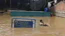 Data Badan Penanggulangan Bencana Daerah (BPBD) Jakarta per pukul 09.00 WIB menyebutkan banjir melanda 62 RT di Jakarta. (merdeka.com/Arie Basuki)