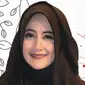 Pipik Dian Irawati, perempuan berhijab yang biasa disapa Umi Pipik ini merupakan istri dari (alm) Ustad Jefri Al Buchori.