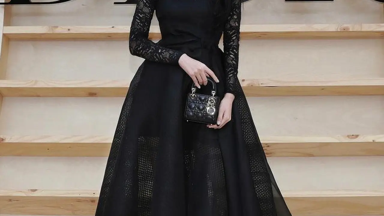 Gaya Jisoo BLACKPINK Hadiri Dior Fall 2022 Fashion Show, Tampil Elegan dengan Gaun Hitam