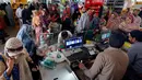 Pembeli antre menunggu untuk membayar belanjaan mereka di supermarket yang dikelola pemerintah Pakistan di Islamabad, Rabu (16/5). Warga berbelanja untuk berbagai persiapan Puasa Ramadan yang dimulai pada Kamis (17/5). (AP/Anjum Naveed)
