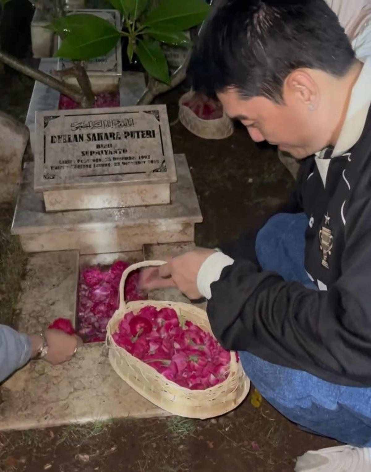 Ifan Seventeen Nyekar ke Makam Dylan Sahara, Ditemani Citra Monika