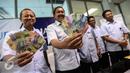 Direktur Utama Perum Peruri, Prasetyo bersama jajaran menunjukan uang baru usai mengikuti Peruri media visit 2017 di Perusahaan Umum Percetakan Uang Indonesia (Peruri), Karawang, Jawa Barat, Rabu (18/1). (Liputan6.com/Faizal Fanani)