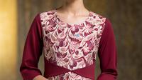 Dress Batik Modern Kerah Bulat Kombinasi Kain Polos Elegan 2025 (AI)