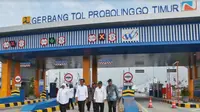 Presiden Joko Widodo (Jokowi) meresmikan Jalan Tol Pasuruan-Probolinggo (Paspro) di Pintu Gerbang Tol Probolinggo Timur. (Foto:Liputan6.com/Dian Kurniawan)