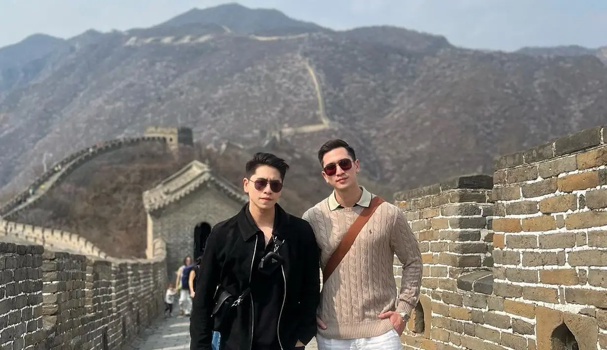 Penampilannya makin kece dengan sling bag kulit warna cokelat dan kacamata hitam sebagai aksesori. [@bramastavrl]