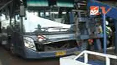 Sebuah bus Trans Jakarta mengeluarkan asap dari bagian mesin. Penumpang yang panik beberebutan keluar dan memecahkan jendela bus. 