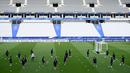Para pemain Prancis menghadiri sesi latihan menjelang pertandingan persahabatan dengan Bulgaria di Stade de France di Saint-Denis, utara Paris, Senin (7/6/2021). Timnas Prancis akan bersua Bulgaria pada laga uji coba jelang Euro 2020 di Stade de France, Rabu (9/6) dini hari WIB. (FRANCK FIFE / AFP)