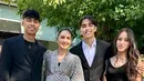 Meski wisuda di Portugal jauh dari Indonesia, Donna tetap bangga jadi warga negara Indonesia. Hal ini terlihat dari busana yang dikenakan bernuansa motif batik.  [@dagnesia]