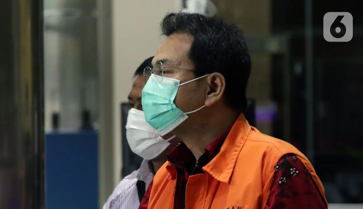 Mantan Wakil Ketua DPR RI, Azis Syamsuddin usai menjalani pemeriksaan di Gedung KPK, Jakarta, Senin (22/11/2021). KPK memeriksa Azis Syamsuddin sebagai tersangka dalam kasus dugaan pemberian suap pencairan anggaran DAK Kabupaten Lampung Tengah tahun 2017. (Liputan6.com/Helmi Fithriansyah)