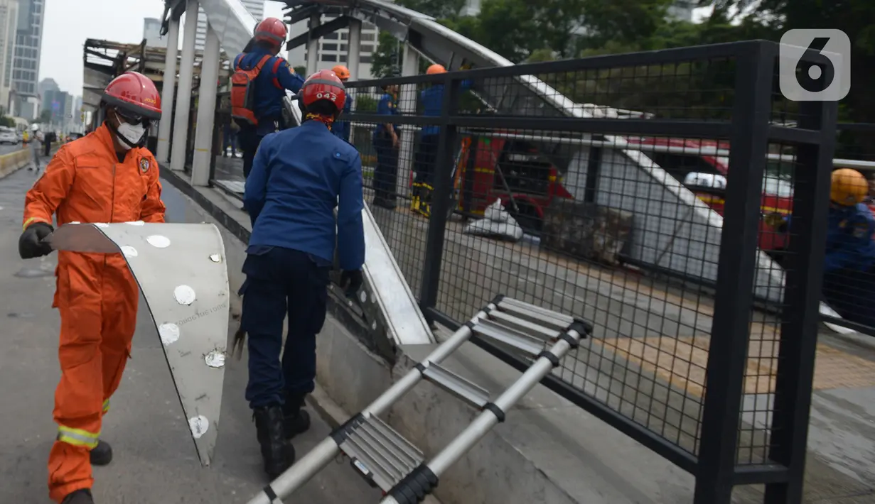 Sejumlah petugas membersihkan puing Halte Transjakarta Tosari imbas unjuk rasa menolak Omnibus Law UU Cipta Kerja di Jalan M.H. Thamrin, Jakarta, Sabtu (10/10/2020). Wagub DKI Jakarta Ahmad Riza Patria memperkirakan kerugian imbas ujuk rasa tersebut mencapai Rp.65 miliar. (merdeka.com/Imam Buhori)