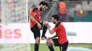 Skor 1-1 di waktu normal membuat laga berlanjut ke babak tambahan dua kali 15 menit dan Mesir sukses mencetak gol pembalik keadaan pada menit ke-100 lewat Trezeguet (kanan). Gol tersebut merupakan kreasi umpan dari Mohamed Salah. (AFP/Charly Triballeau)