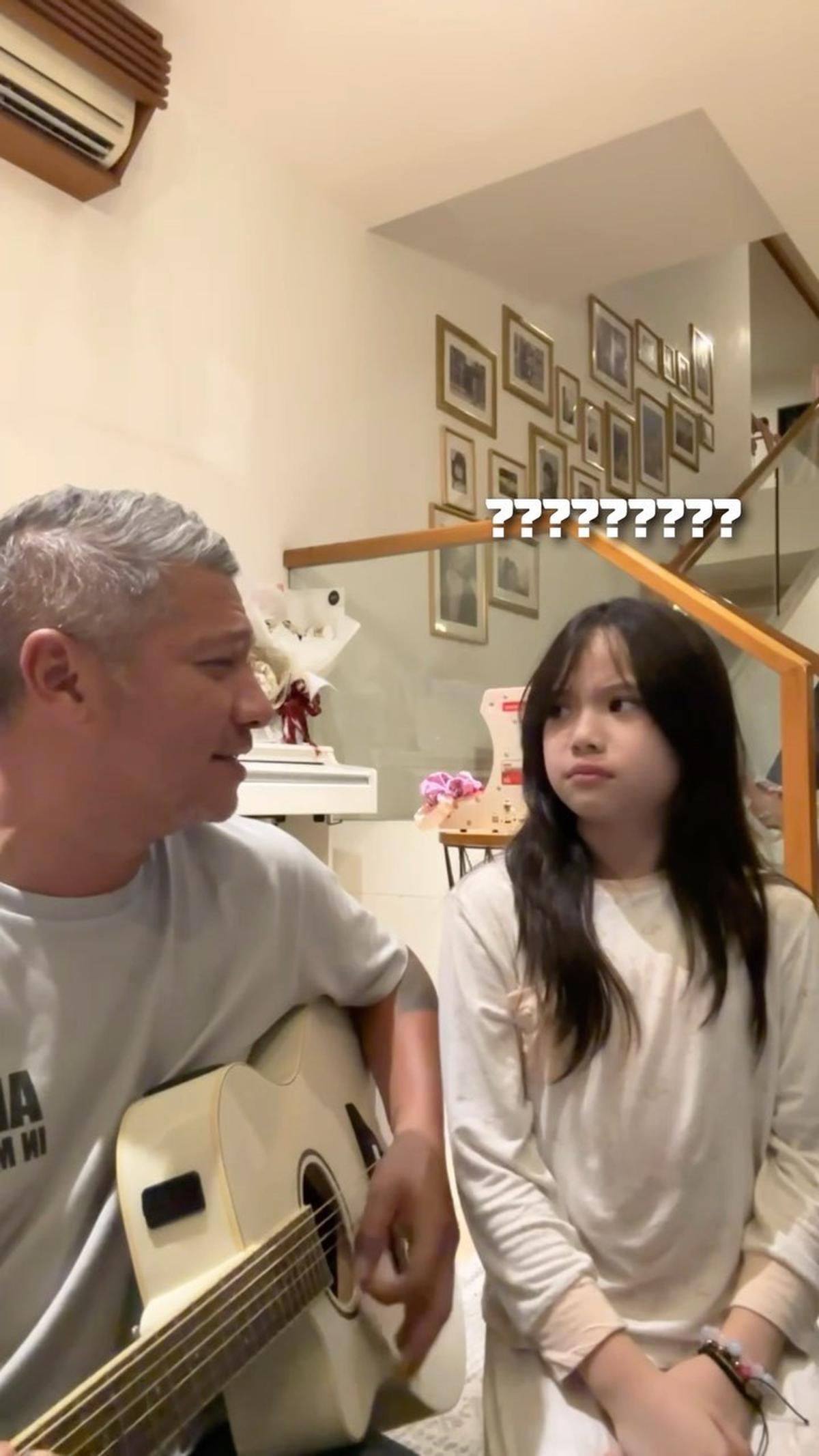 Ngaku Nyesel Nggak Belajar Alat Musik, Ini Momen Manis Gading Marten dan Gempi Cover Lagu 'Baby' Justin Bieber