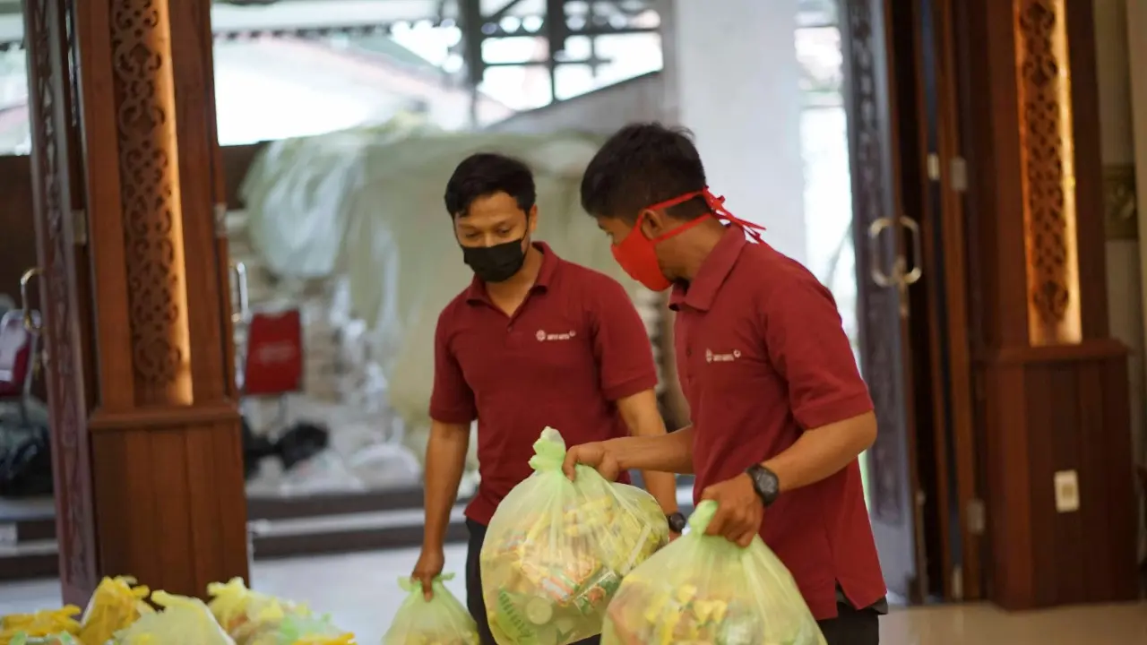 Antam Gerak Cepat Turunkan Tim Tanggap Darurat dan Sumbang Ribuan Sembako di Tengah Banjir Kalbar