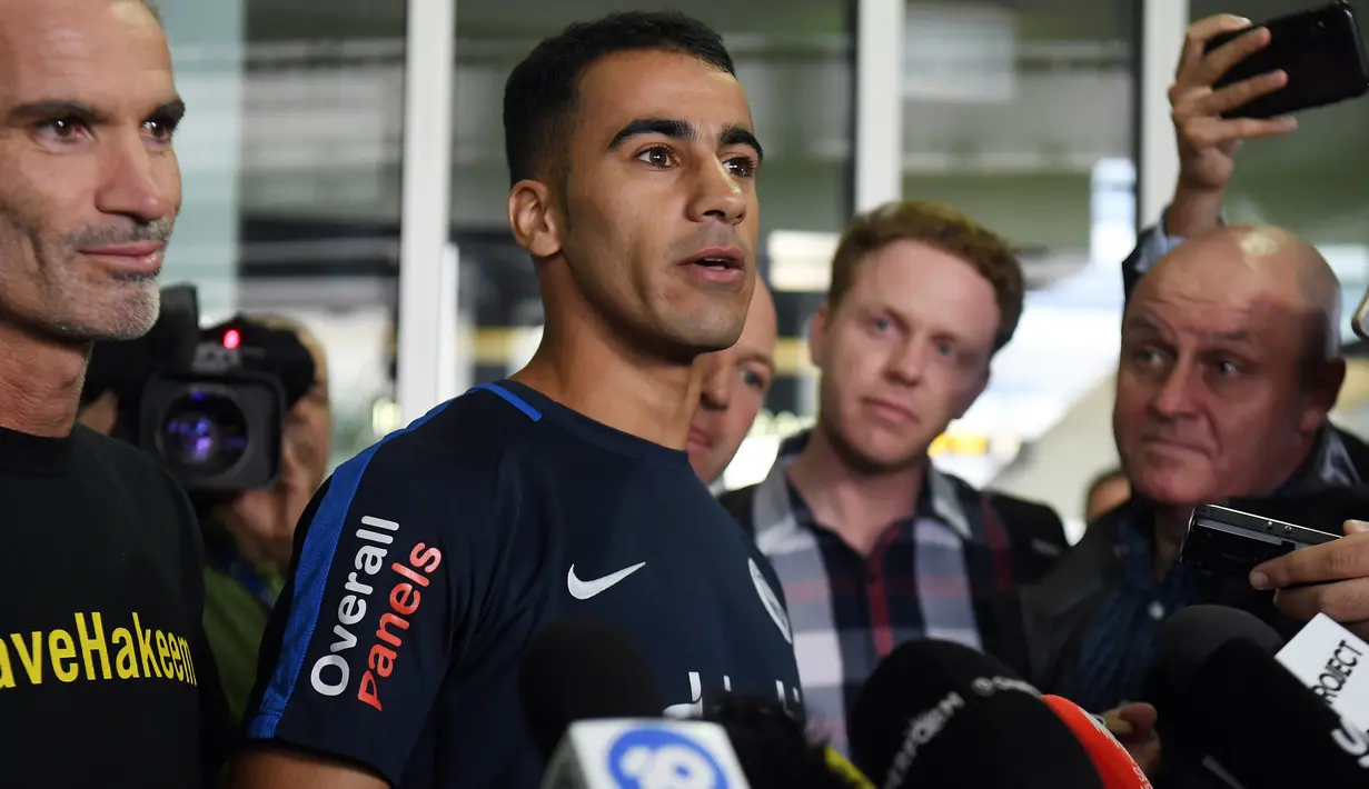 Pemain sepakbola dan pengungsi Australia, Hakeem al-Araibi memberikan ketengan pers setibanya mereka di bandara Melbourne, Selasa (12/2). Pengungsi asal Bahrain itu akhirnya kembali ke Australia setelah ditahan dua bulan di Thailand (WILLIAM WEST/AFP)